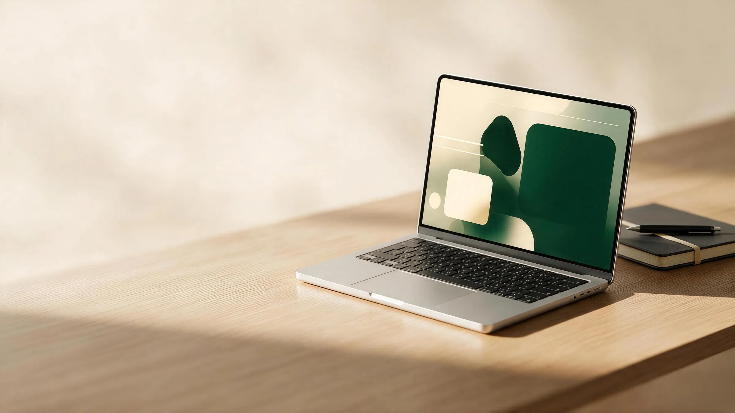 Un laptop aperto, schermo acceso, su una scrivania essenziale: lo strumento su misura che costruiamo.
